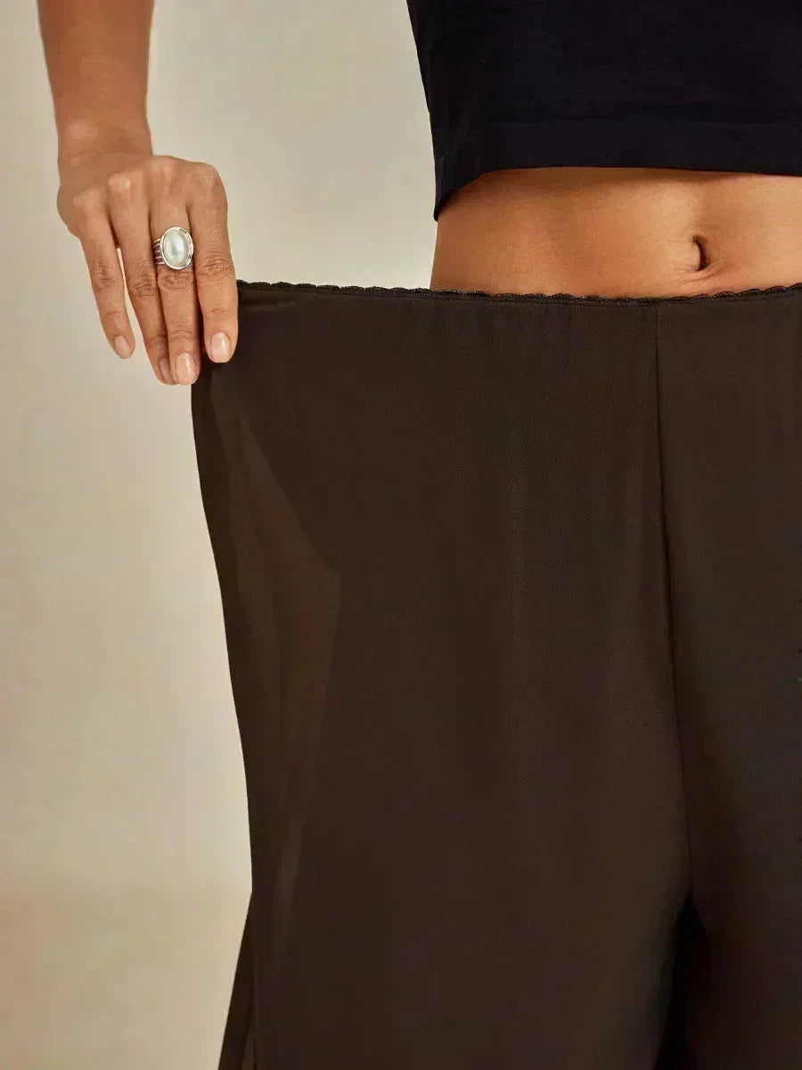 Pantalons à jambes droites avec une couche de chiffon découpée