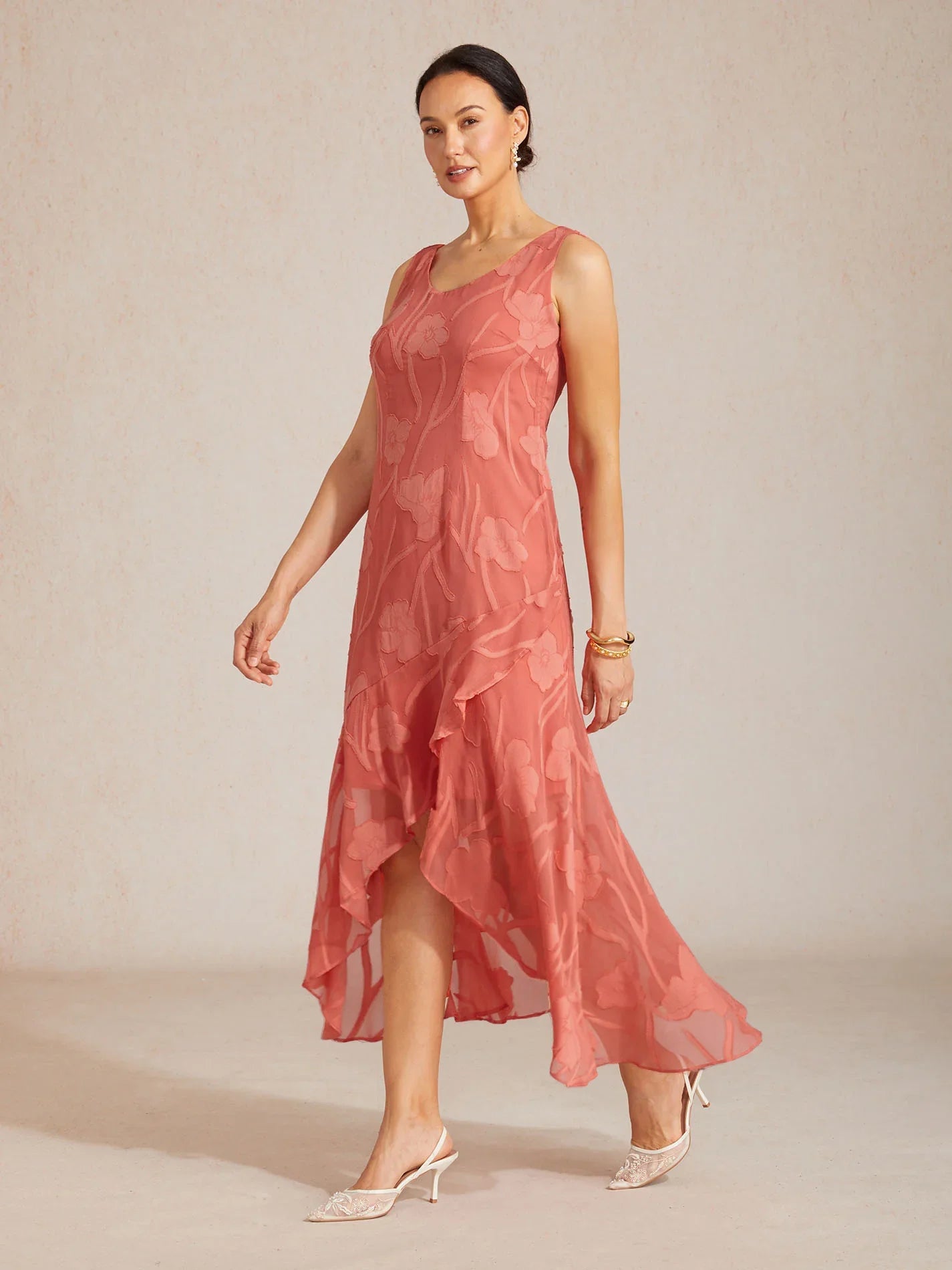 Robes de soirée sans manches en soie florale avec des ourlets asymétriques