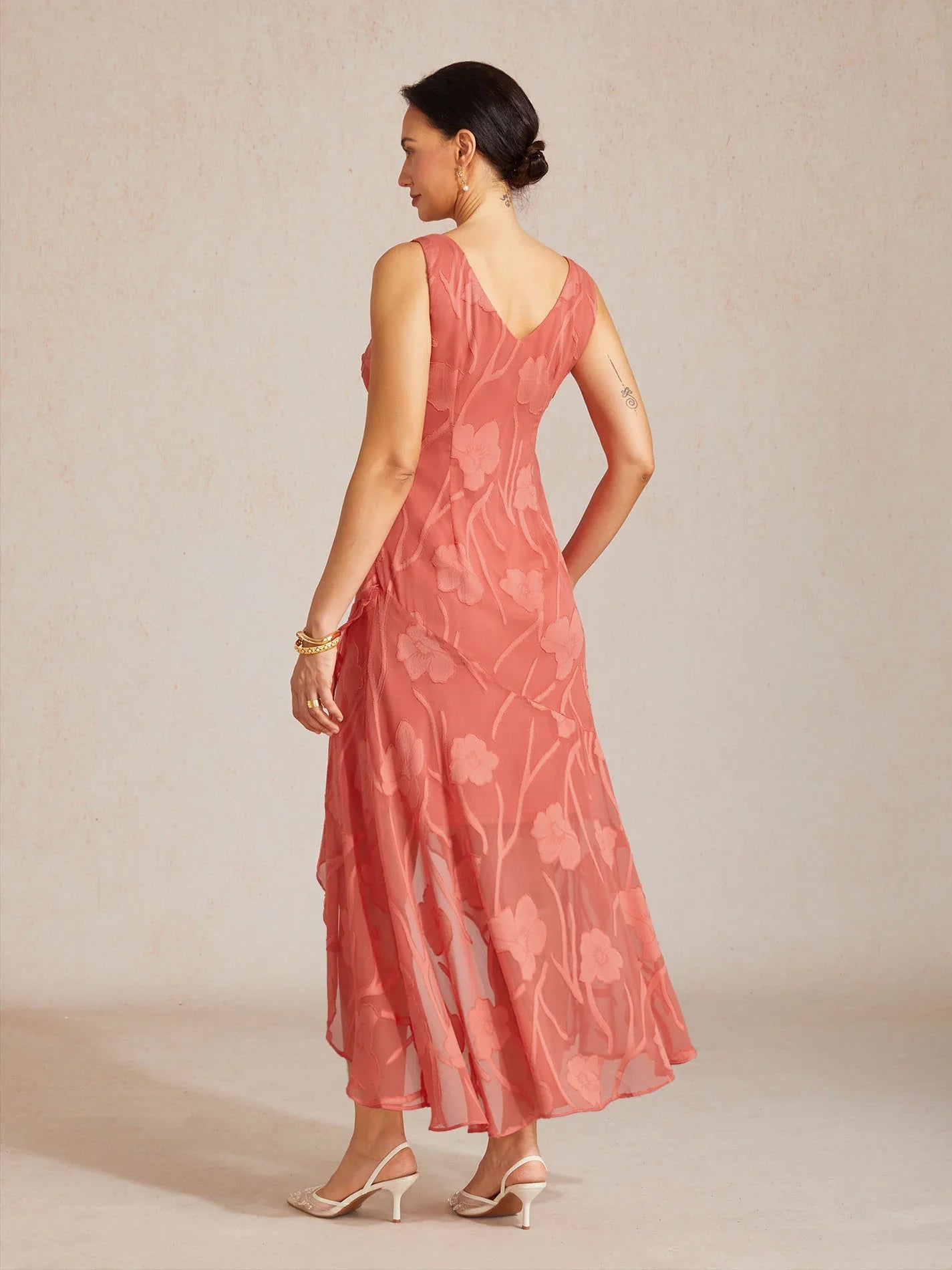 Robes de soirée sans manches en soie florale avec des ourlets asymétriques