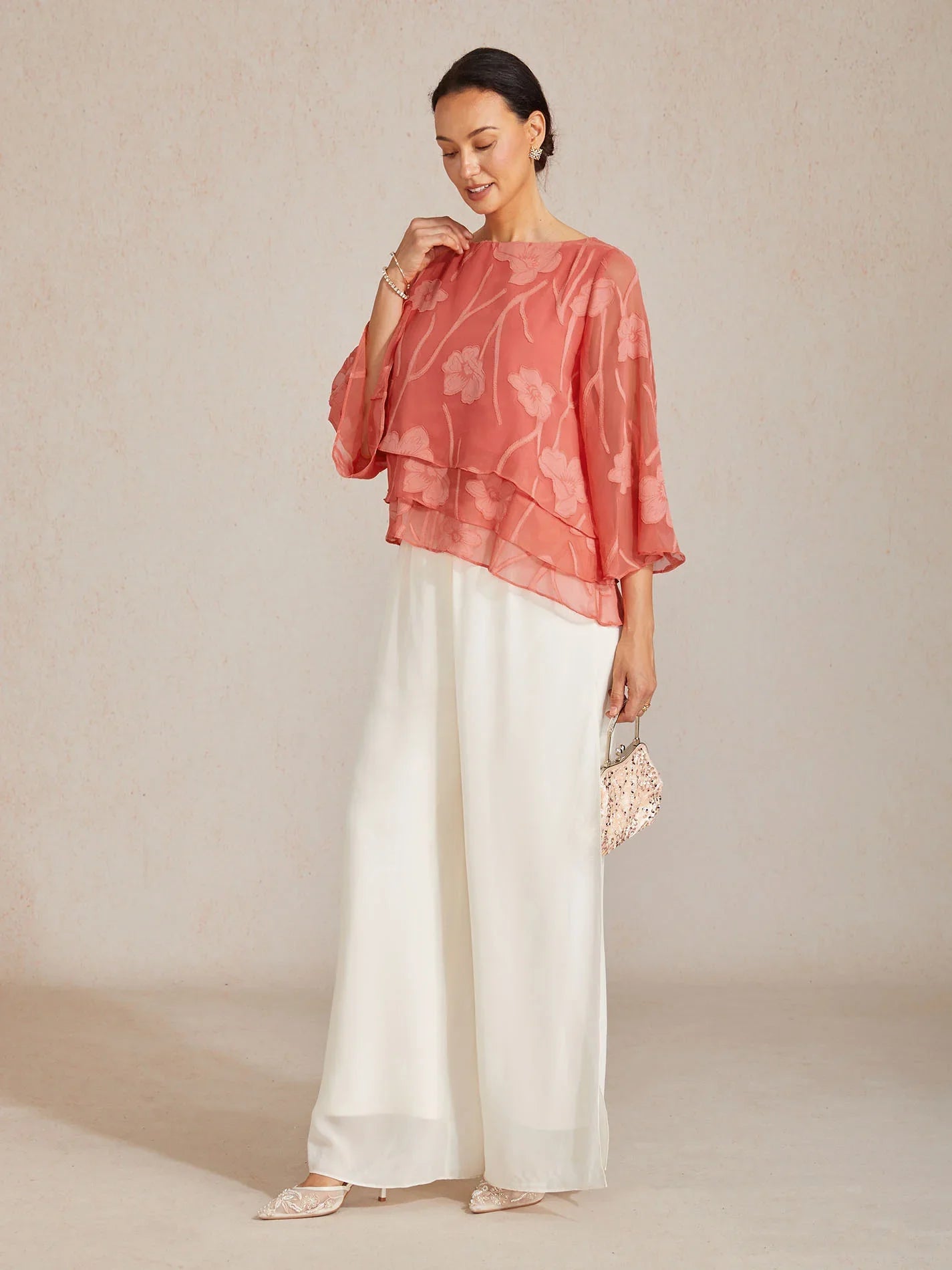 Chemise en chiffon à couches avec des fleurs