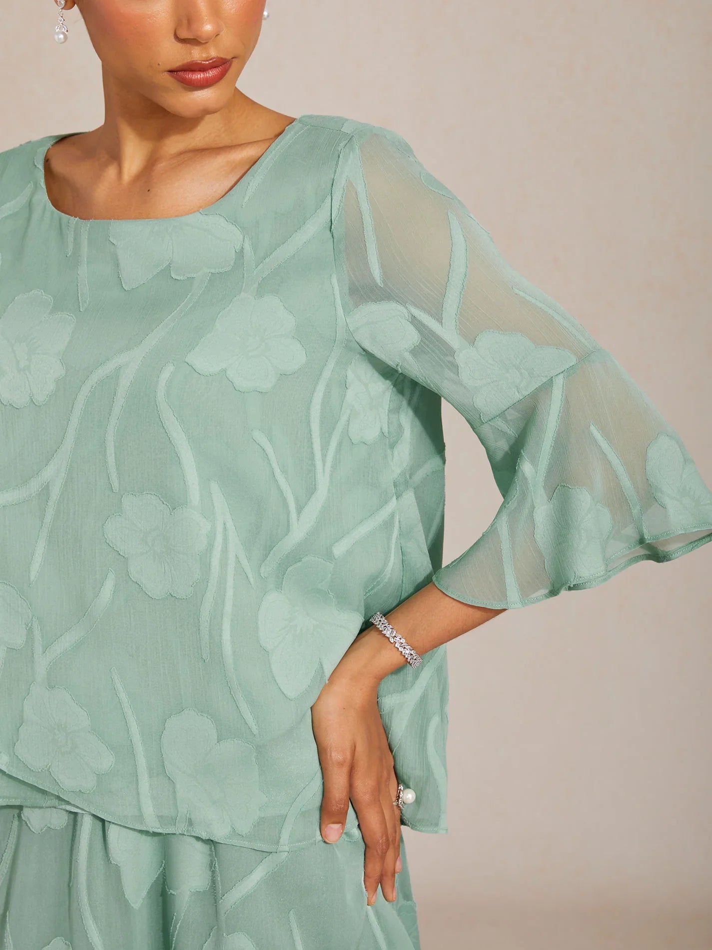 Blouse en chiffon avec des bords asymétriques élégants