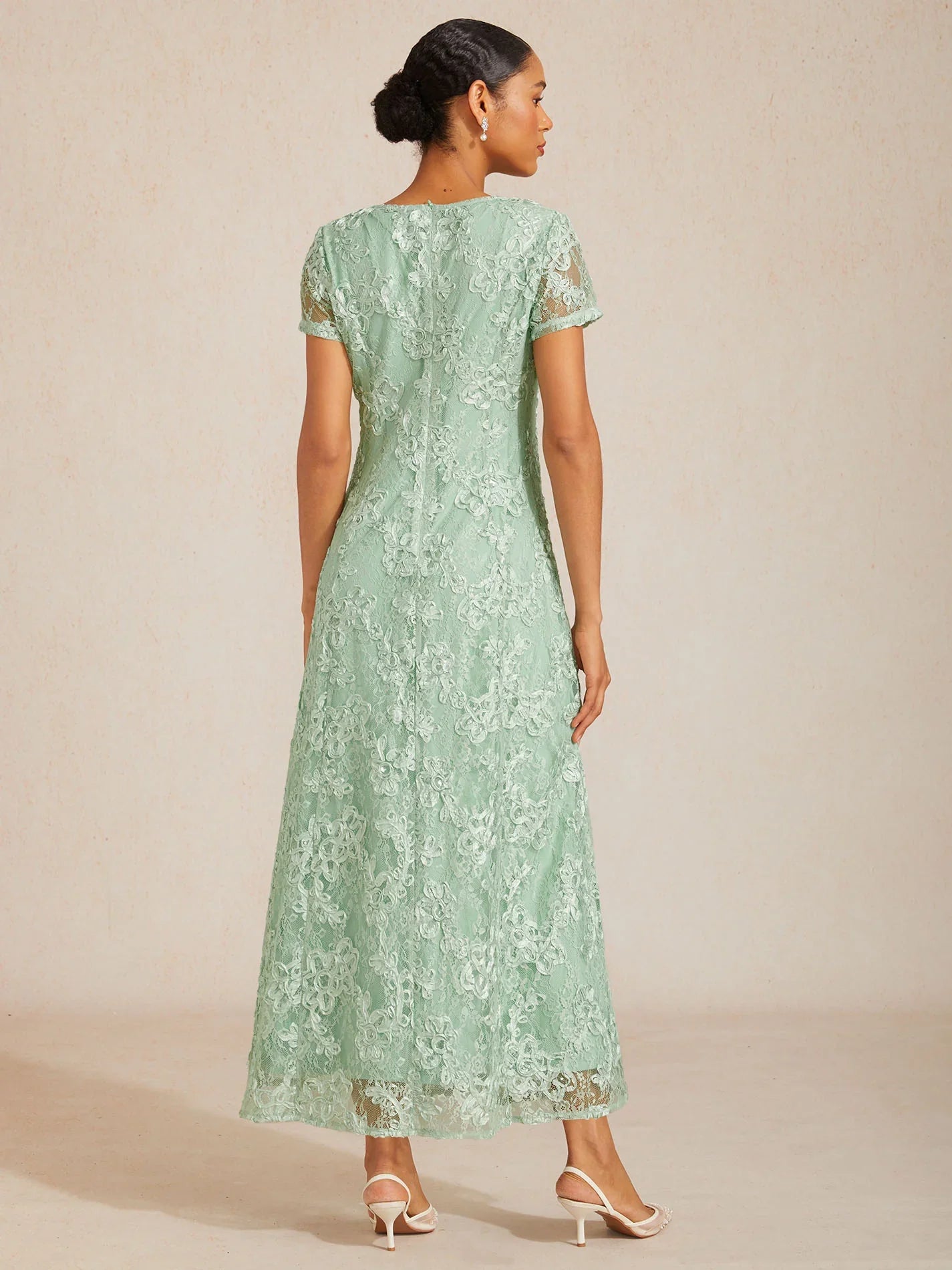 Robes A-Line en dentelle avec des décorations de paillettes