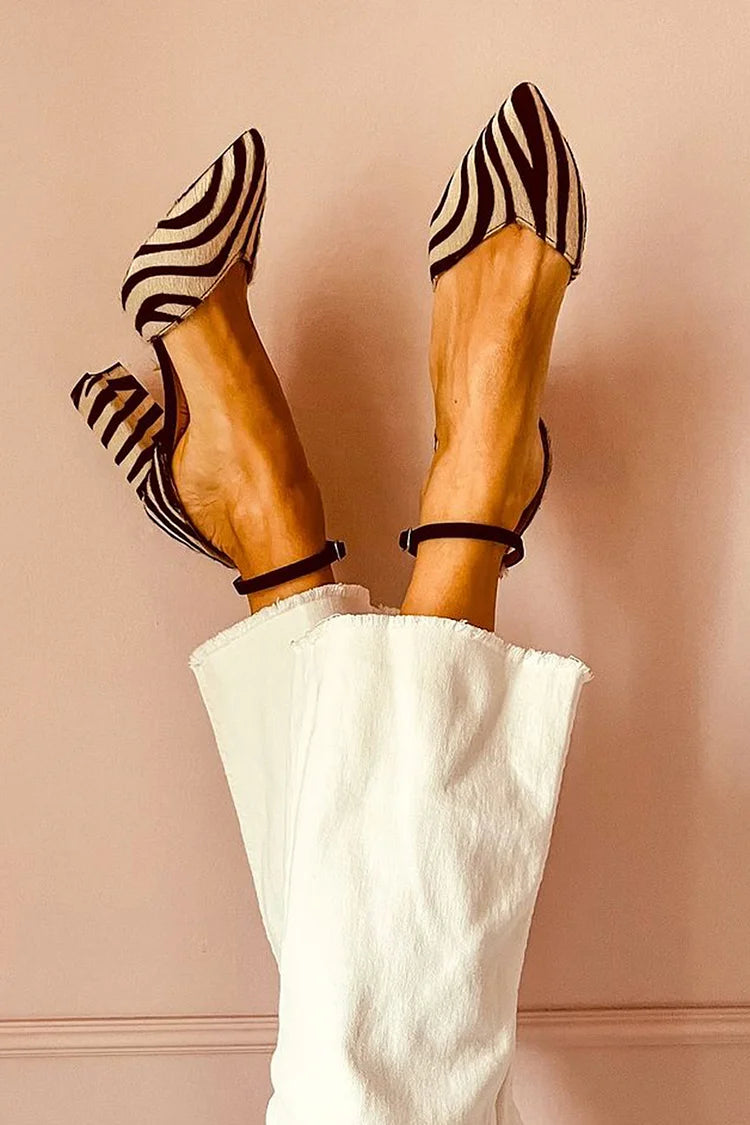 Chaussures à talons avec découpe zèbre et avec sangle