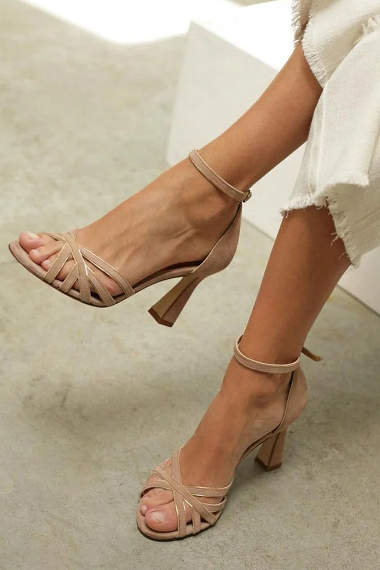 Sandale à talon avec des brides croisées