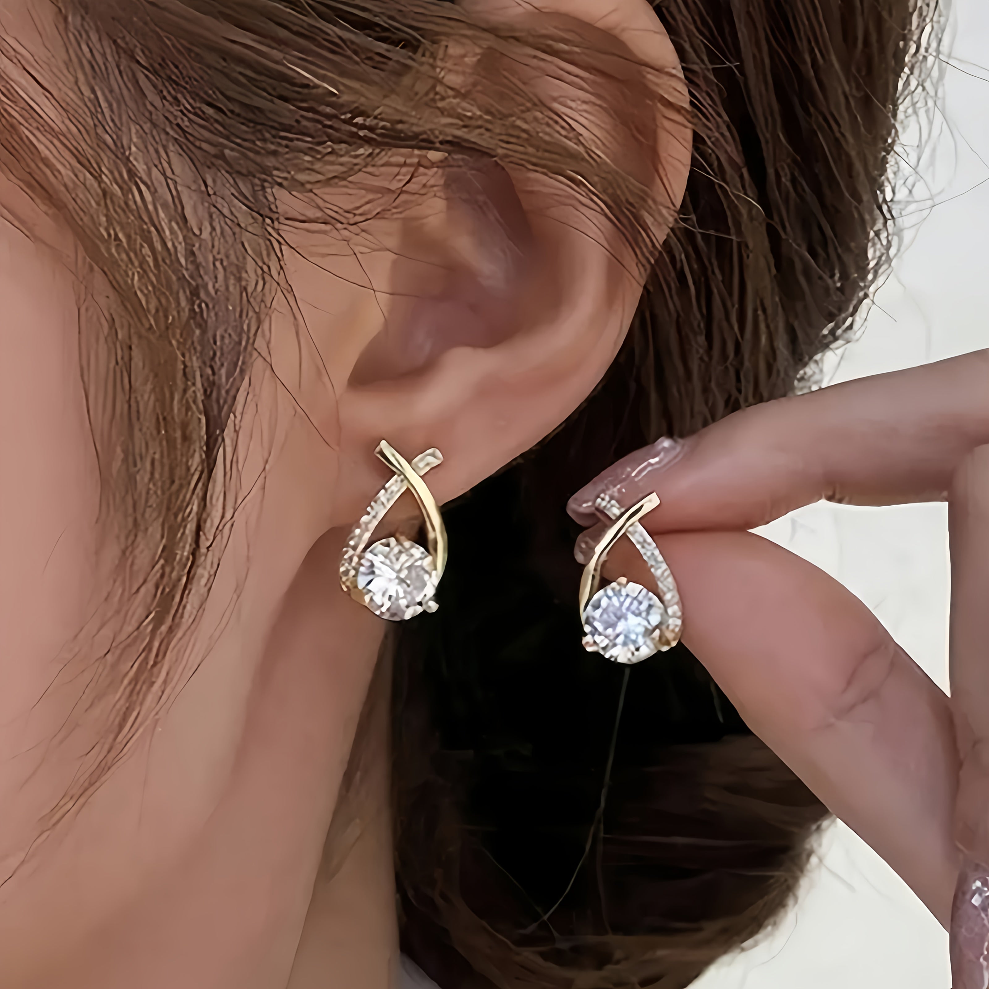 Boucles d'oreilles en forme de clou avec croix en or et zirconiums