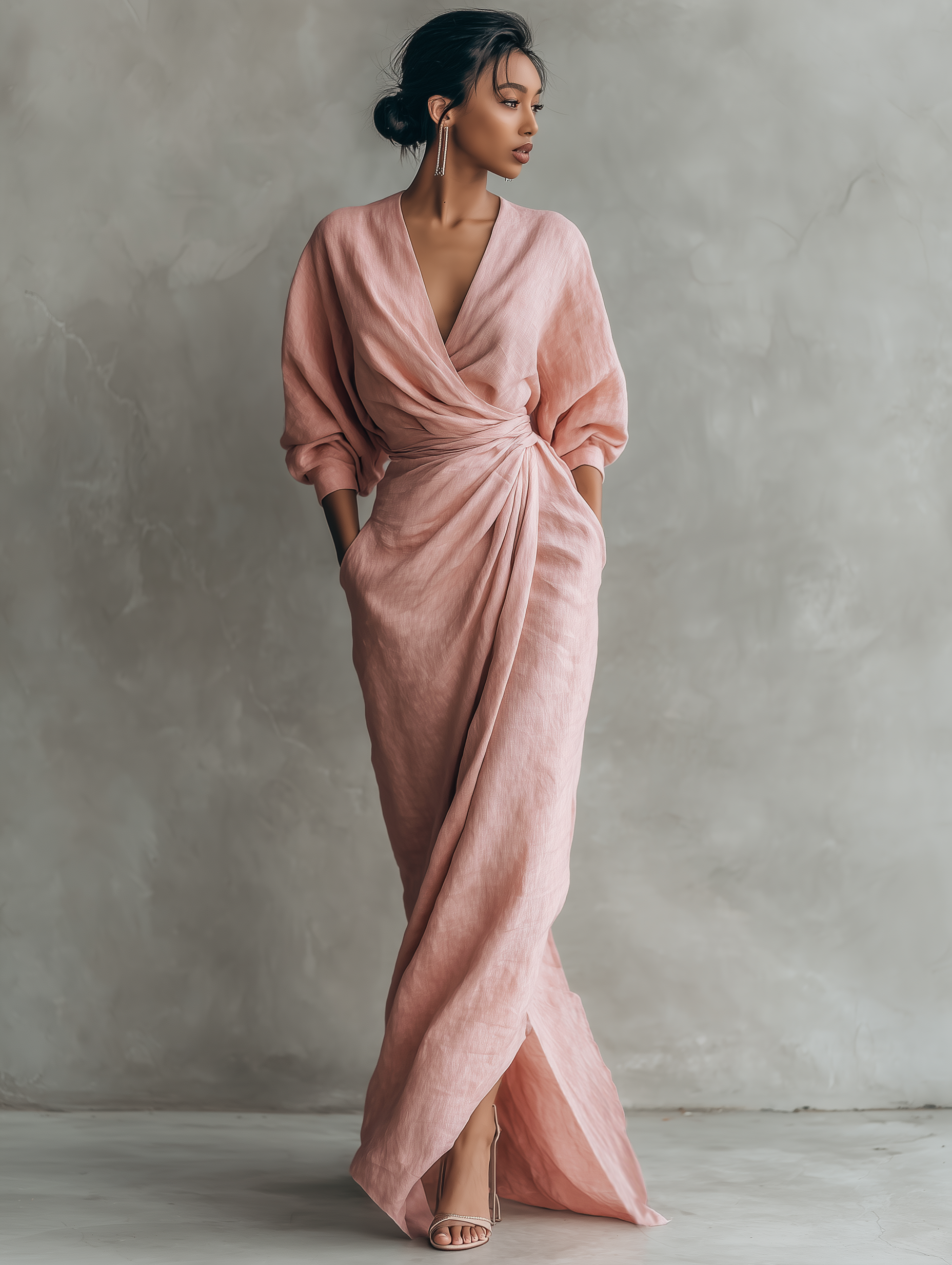 Robe maxi pour femmes en rose minimaliste avec col en V