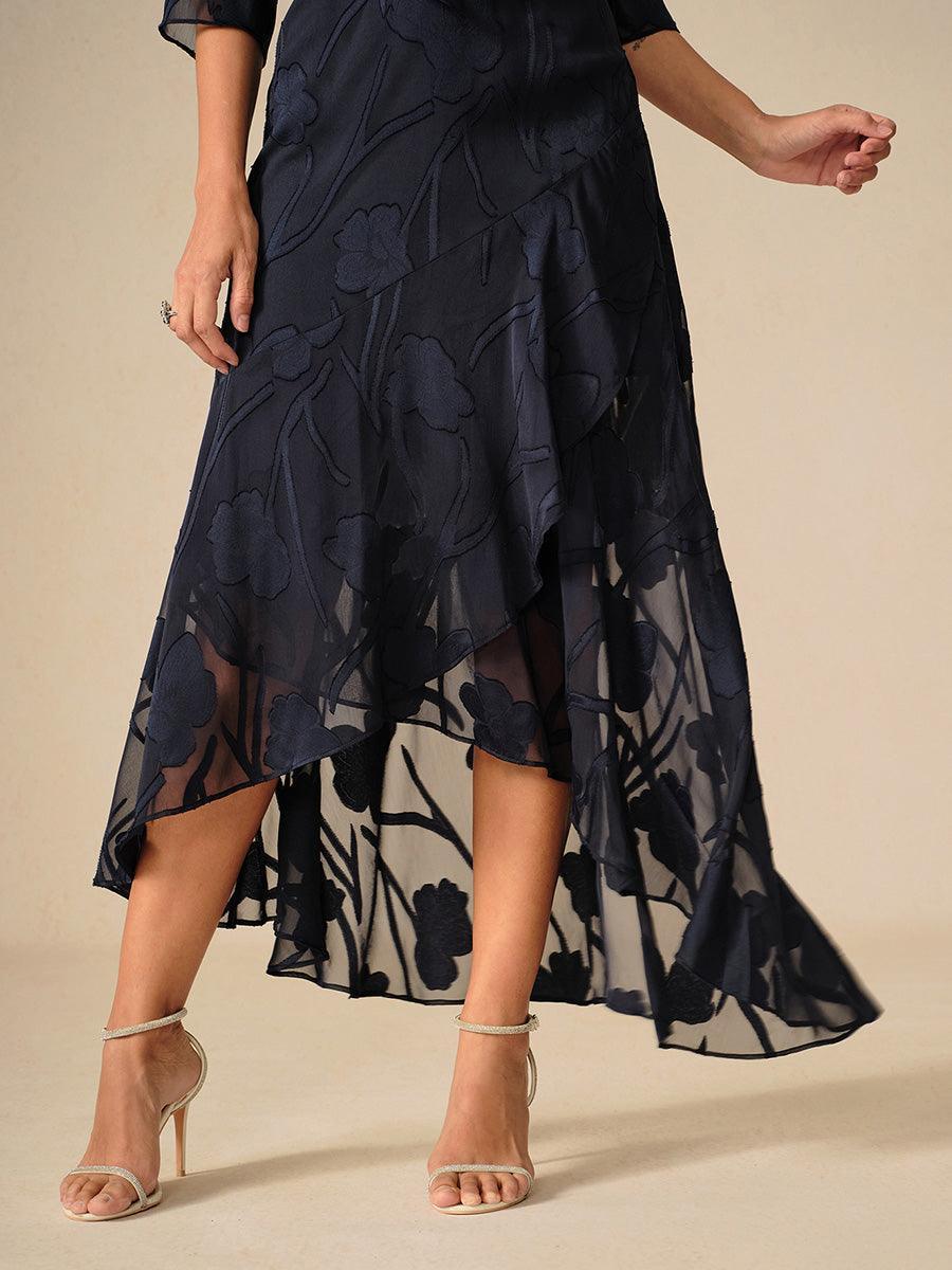 Robe de soirée sans manches en chiffon floral avec des bords asymétriques