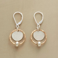 Boucles d'oreilles élégantes en or et en argent avec des perles