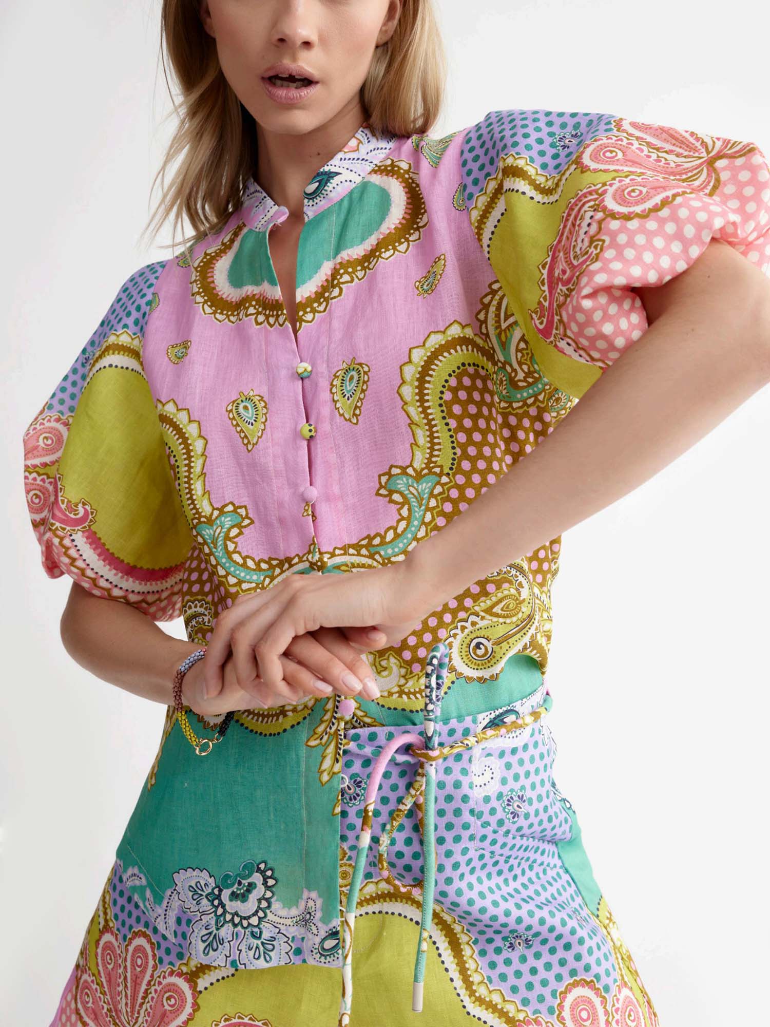 Robe maxi avec ceinture en modèle mosaïque de bonbons