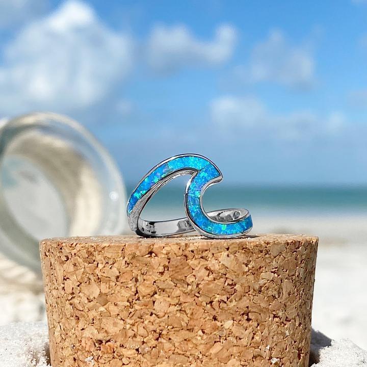 Bague ondulée en argent avec opale bleue