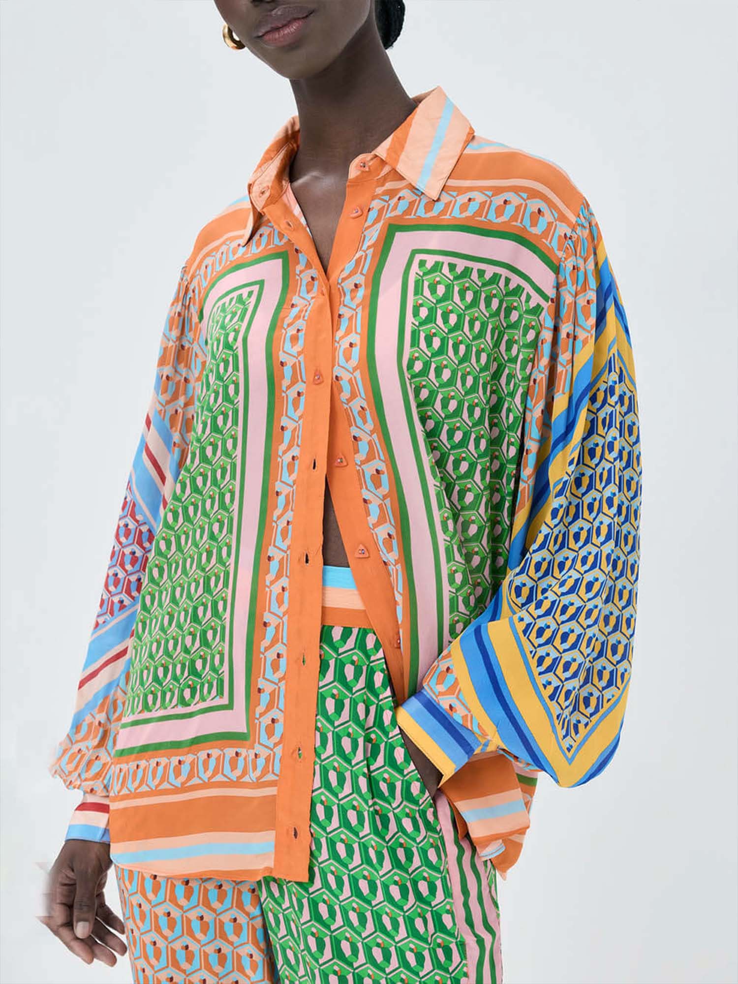 Chemise à boutons grande imprimée avec détails de couleurs