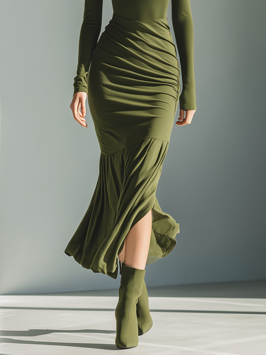 Robe maxi pour femmes en vert militaire avec col haut, tissu extensible et coupe ajustée MDA0556K1T