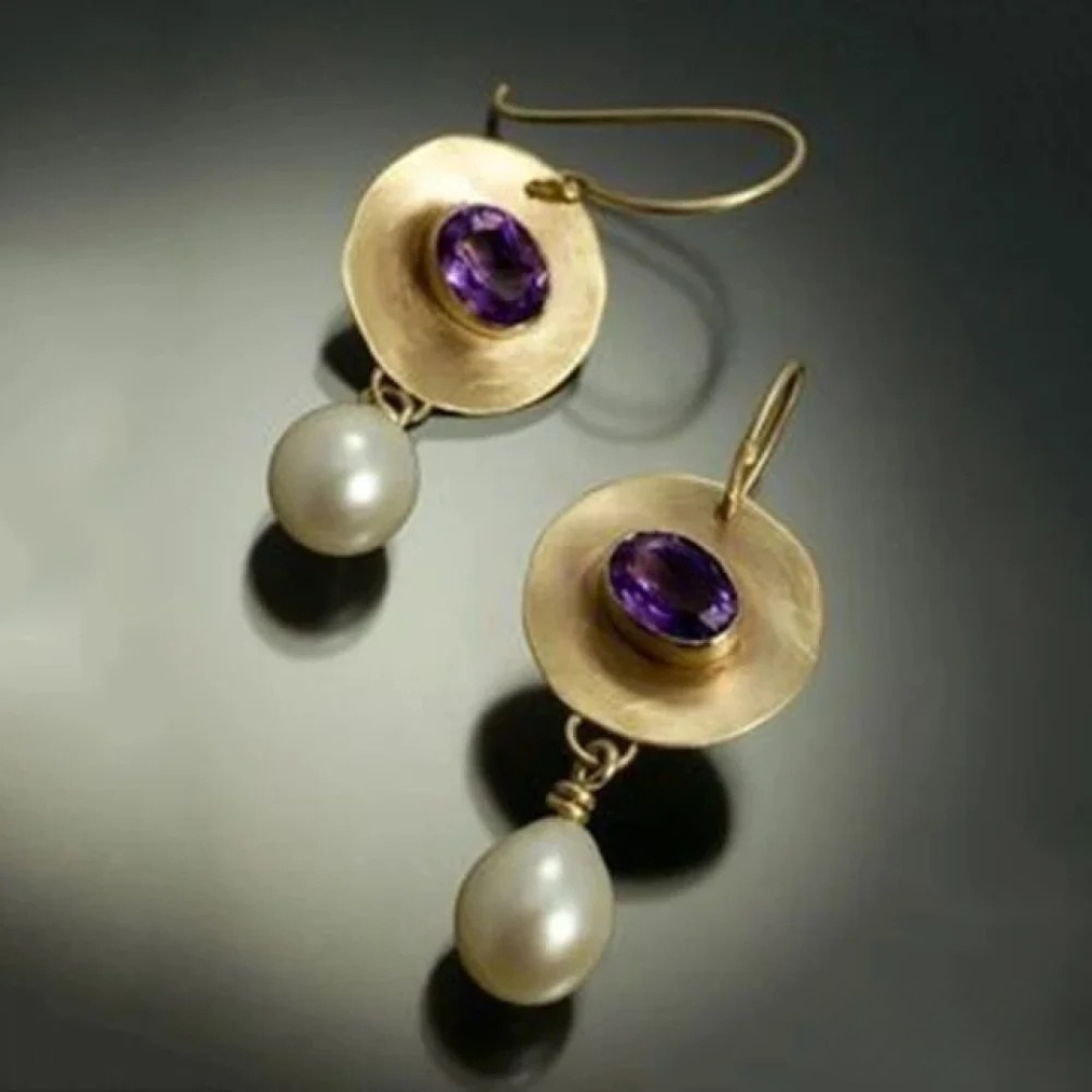 Boucles d'oreilles en or avec des zircones violettes et une perle