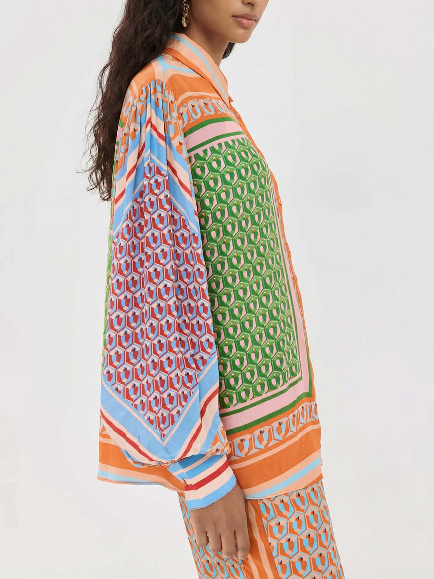 Chemise à boutons grande imprimée avec détails de couleurs
