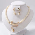 Ensemble de bijoux avec collier et boucles d'oreilles en perles naturelles