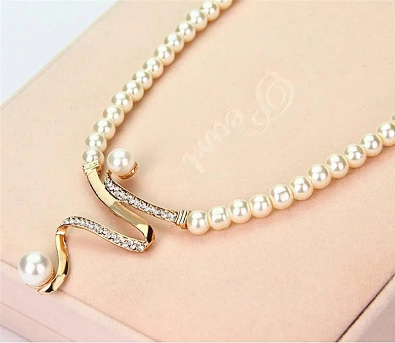 Ensemble de bijoux : collier et boucles d'oreilles avec perles naturelles