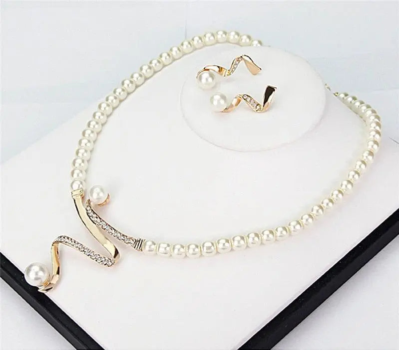 Ensemble de bijoux : collier et boucles d'oreilles avec perles naturelles