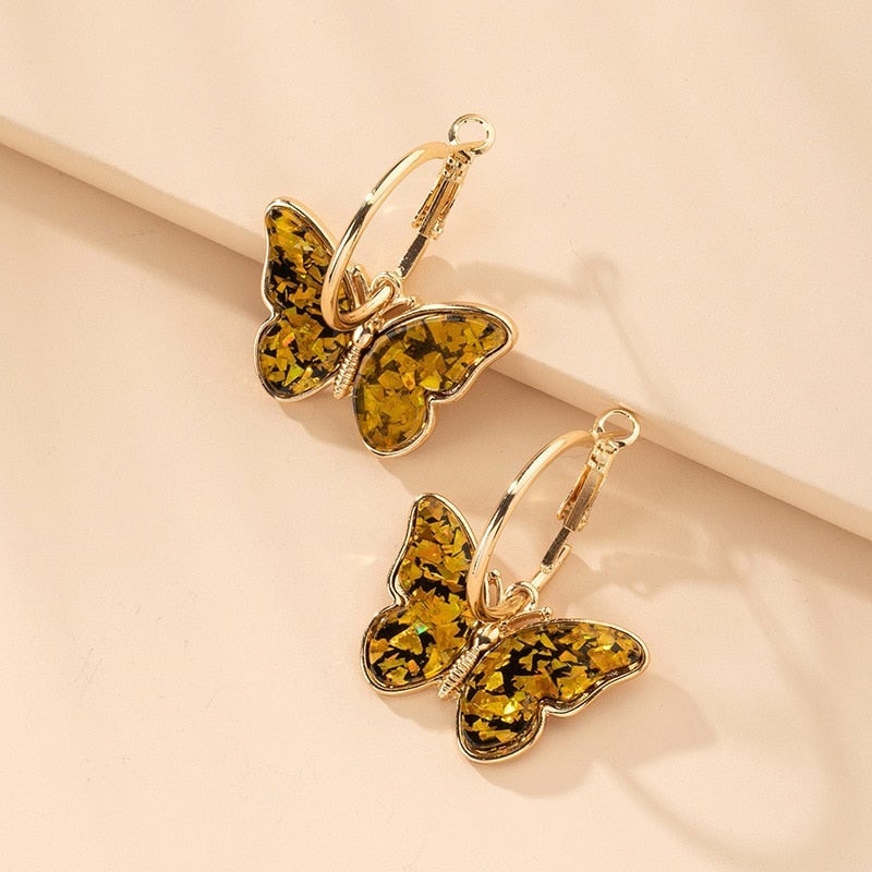 Boucles d'oreilles créoles avec des papillons colorés en or