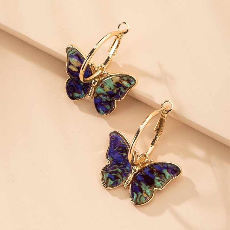 Boucles d'oreilles créoles avec des papillons colorés en or