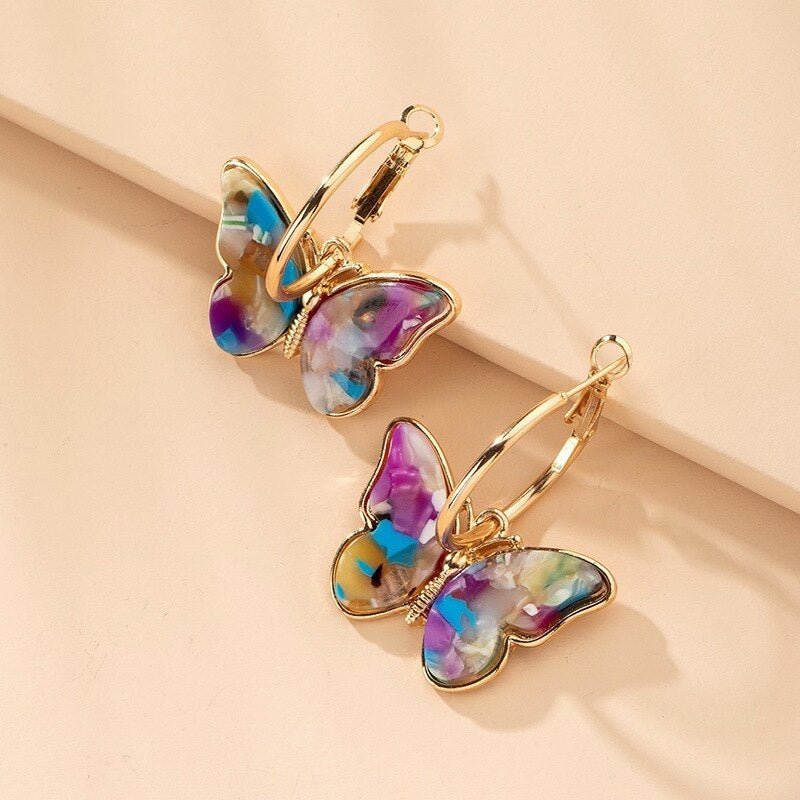 Boucles d'oreilles créoles avec des papillons colorés en or