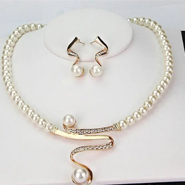 Ensemble de bijoux : collier et boucles d'oreilles avec perles naturelles