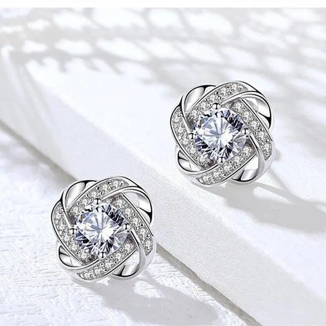 Boucles d'oreilles en or au style floral avec des cristaux