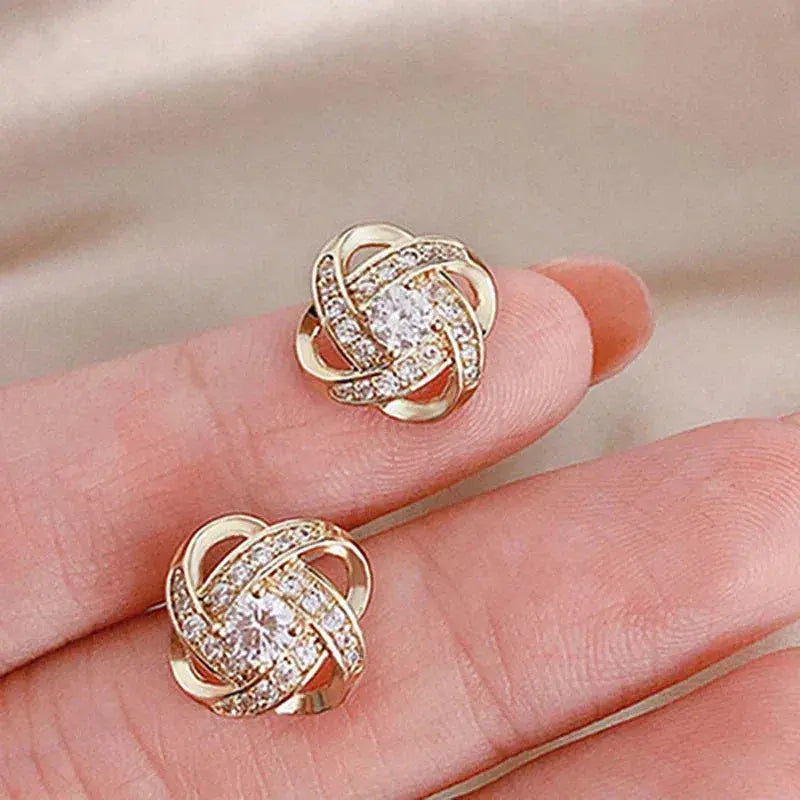 Boucles d'oreilles en or au style floral avec des cristaux
