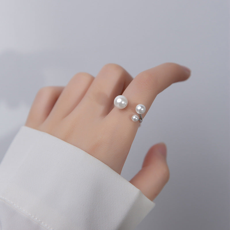 Bague élégante avec une trio de perles