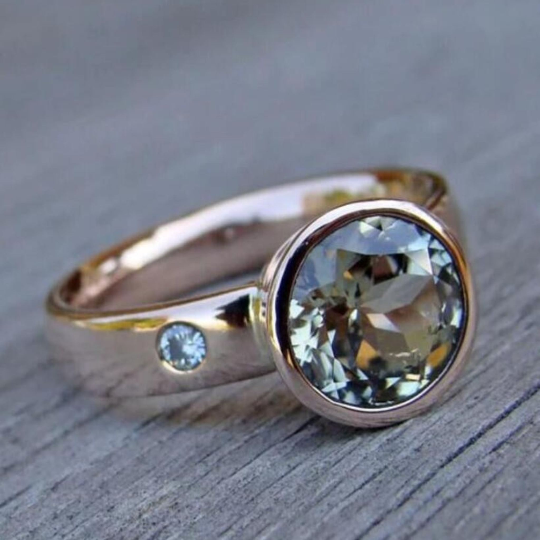 Bague vintage design avec zirconium de qualité
