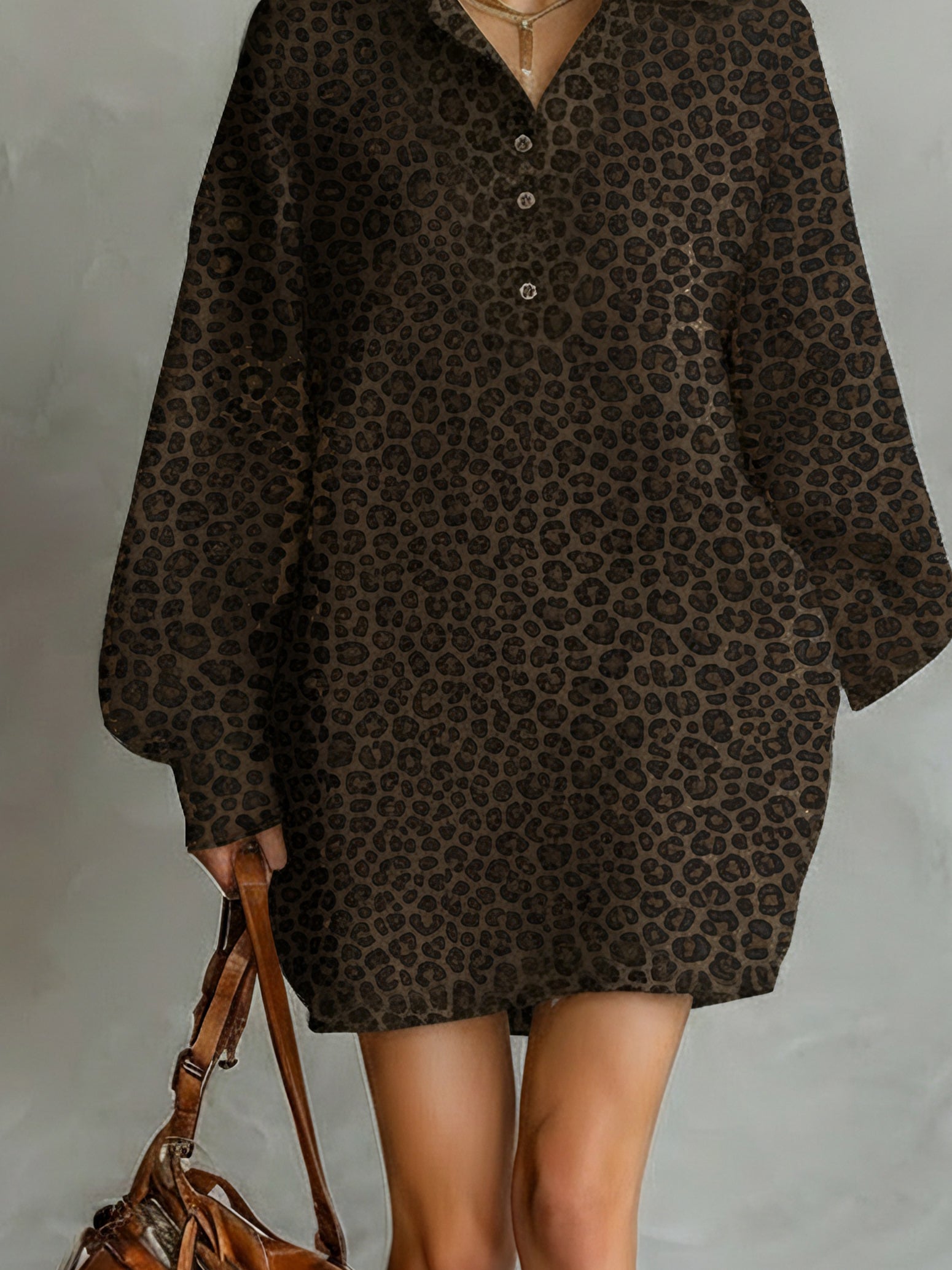 Robes pour femmes tendance en couleur marron avec imprimé léopard, coupe ample, col ouvert et manches longues MDA1895L2AN