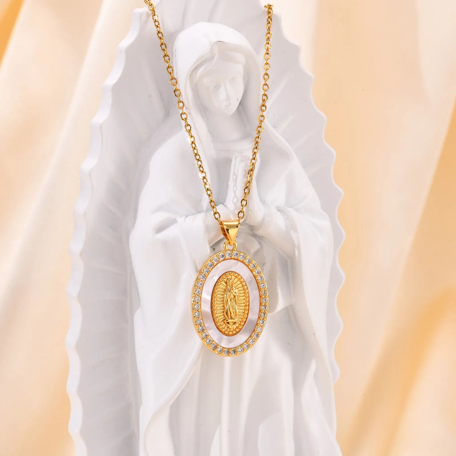 Collier avec pendentif elliptique de la Vierge en or