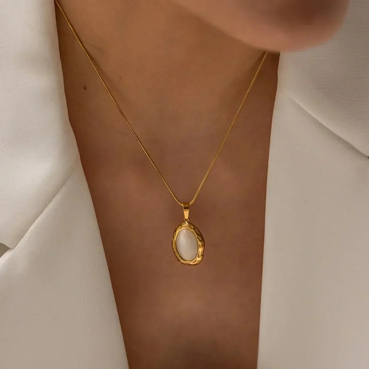 Collier en or avec opale œil de chat ovale