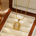 Collier en or avec opale œil de chat ovale