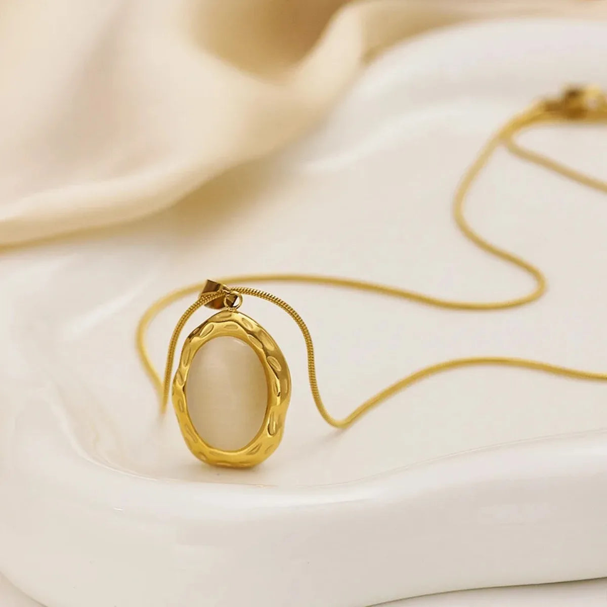 Collier en or avec opale œil de chat ovale