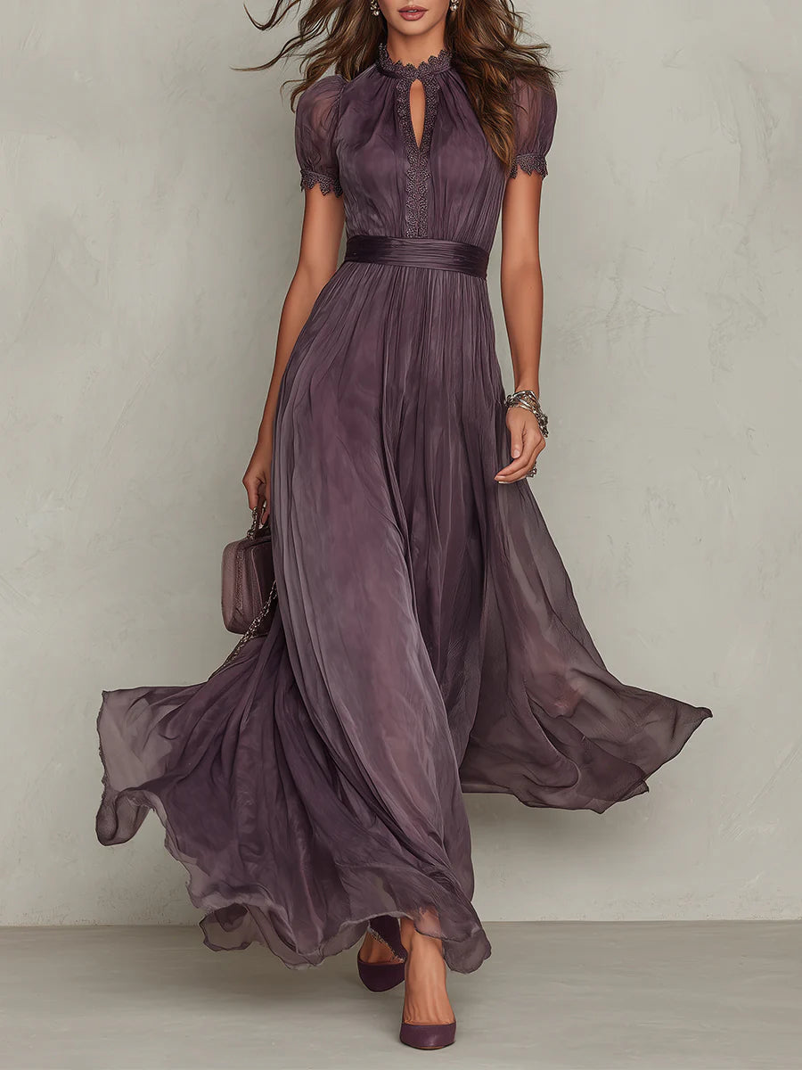Flavia | Robe longue violette avec découpe en forme de clé, bord en dentelle de soie
