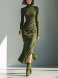 Robe maxi pour femmes en vert militaire avec col haut, tissu extensible et coupe ajustée MDA0556K1T