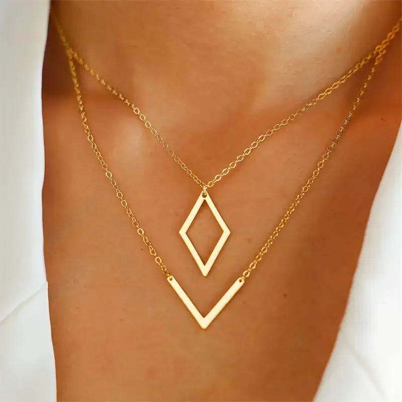 Bracelet avec pendentifs géométriques en V