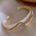 Adriana - Bracelet élégant avec opale blanche et plaquage en or