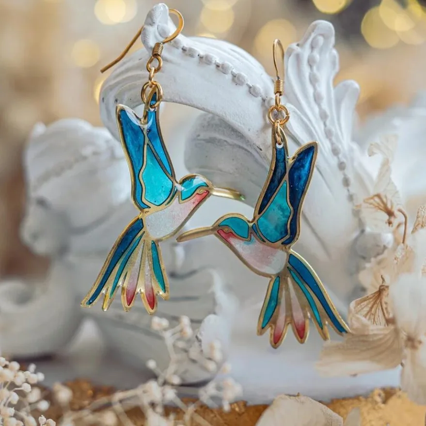 Boucles d'oreilles pendantes avec colibri en or et émail bleu