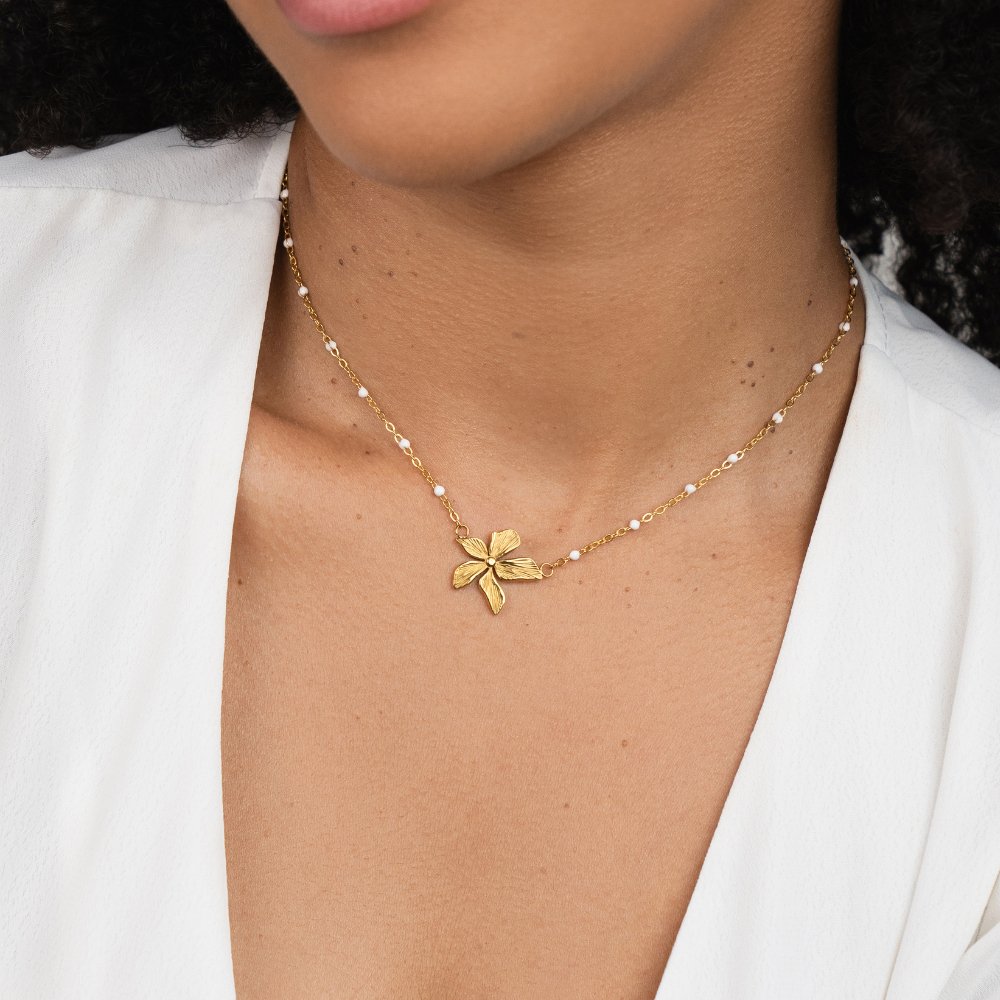 Collier élégant avec une fleur en or