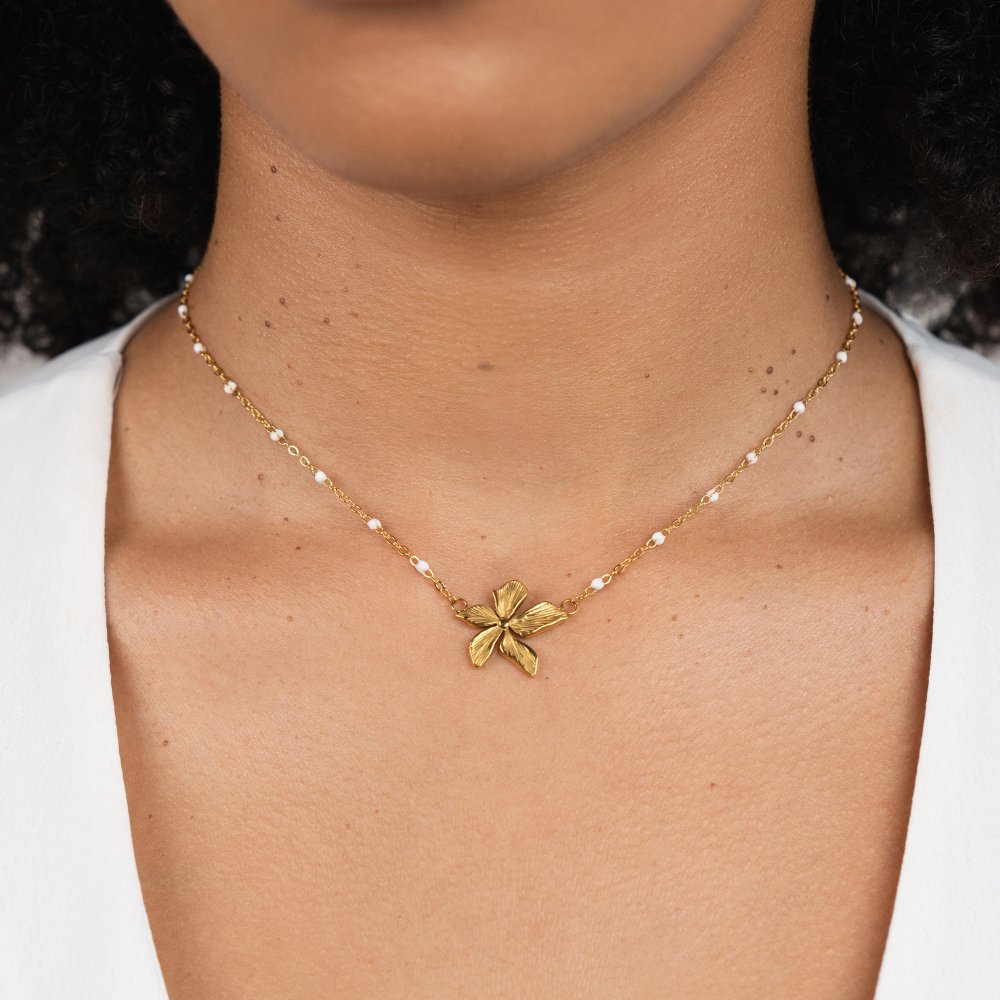 Collier élégant avec une fleur en or